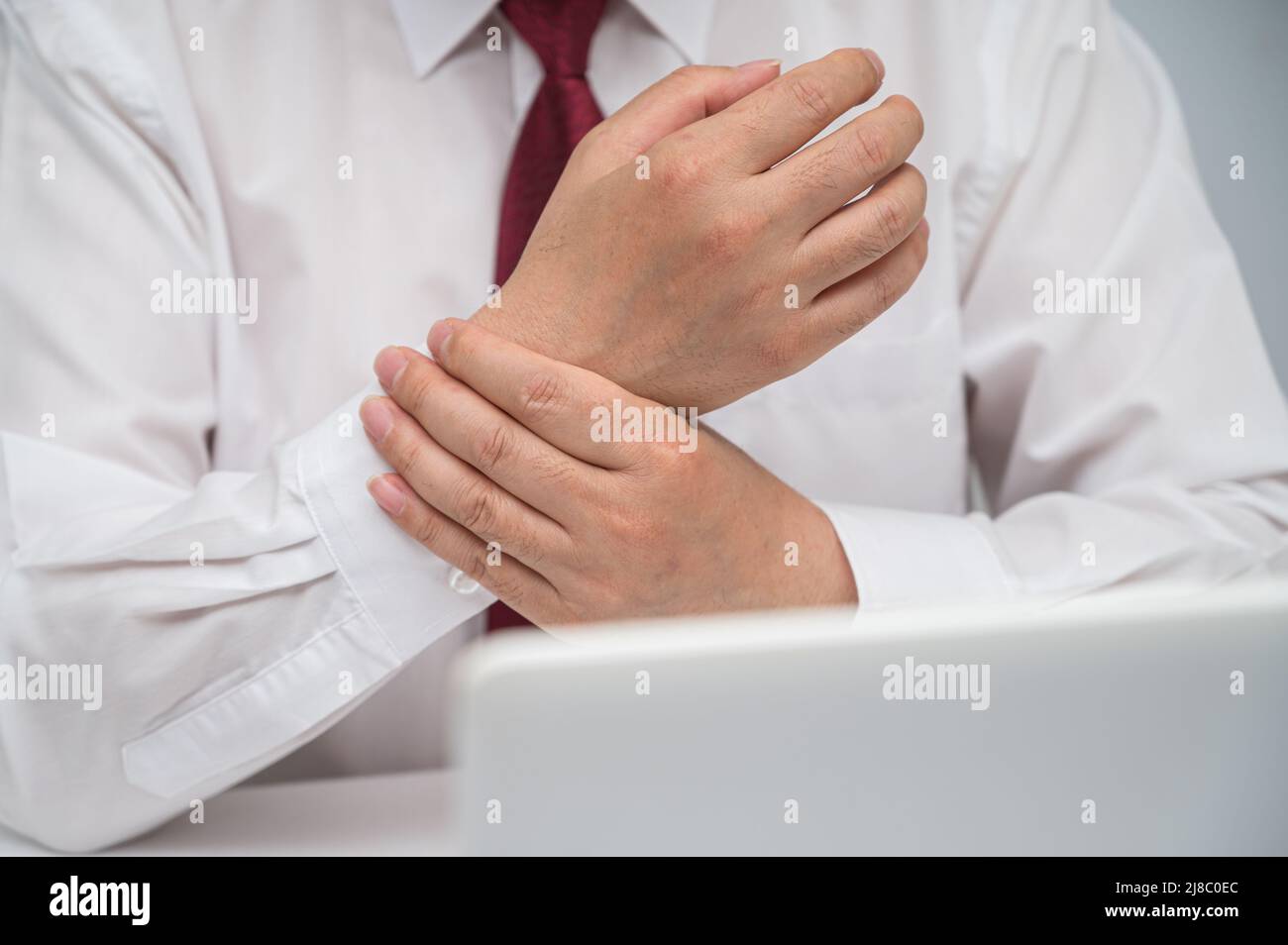 Un homme s'est enroulé autour de son poignet en raison de douleurs au poignet. Causes de la polyarthrite rhumatoïde, syndrome du canal carpien, goutte. Concept de soins de santé et de médecine. Banque D'Images