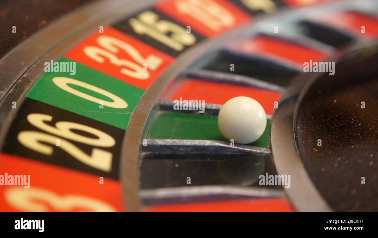 Balle sur table de roulette française en bois dans le casino. Roue qui patine, tourne ou tourne. Nombres impairs et impairs, secteurs noir, rouge et zéro. Paris dans le jeu de hasard. Jeu d'argent, jeu ou pari risqué Banque D'Images