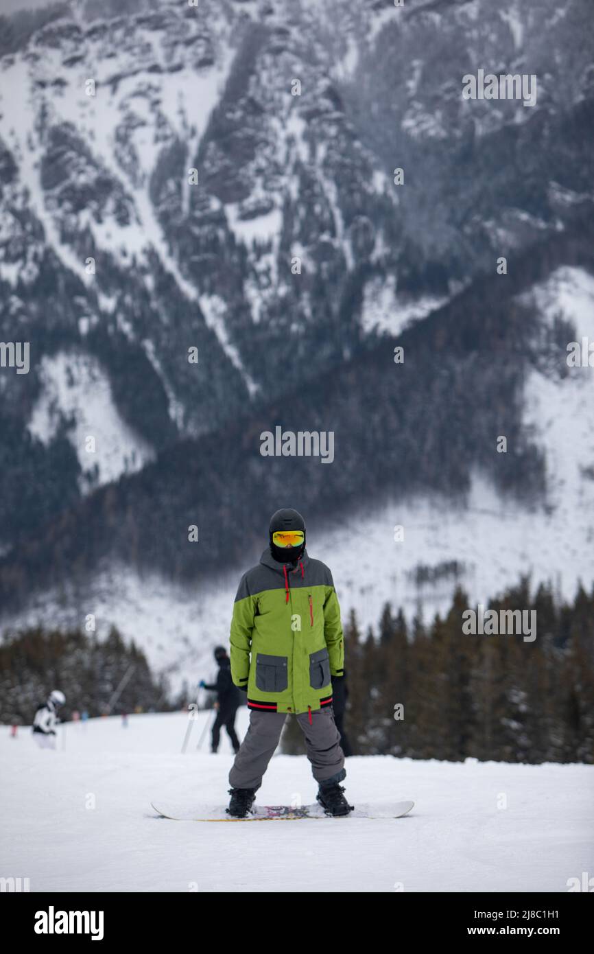 homme snowboarder portrait sur la piste de ski hiver loisirs Banque D'Images