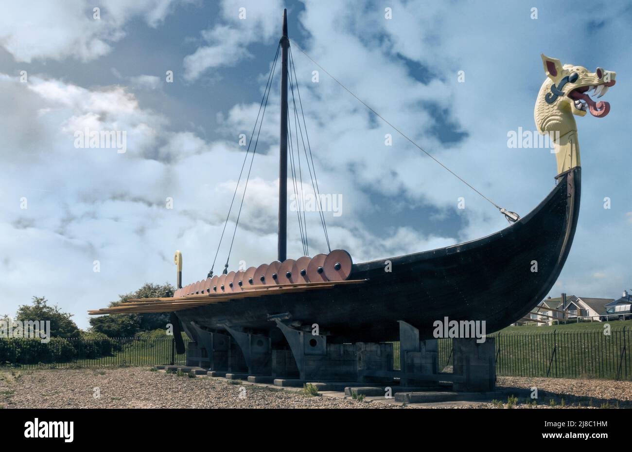 Navire viking à Pegwell Bay Cliffsend Ramsgate Kent, Royaume-Uni Banque D'Images