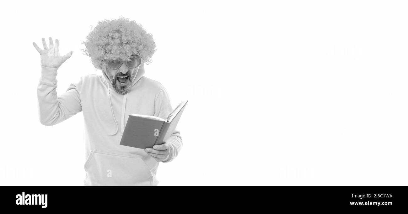 Un enseignant fou lit le livre de l'école pour la leçon de littérature, l'enseignement, l'espace de copie Banque D'Images