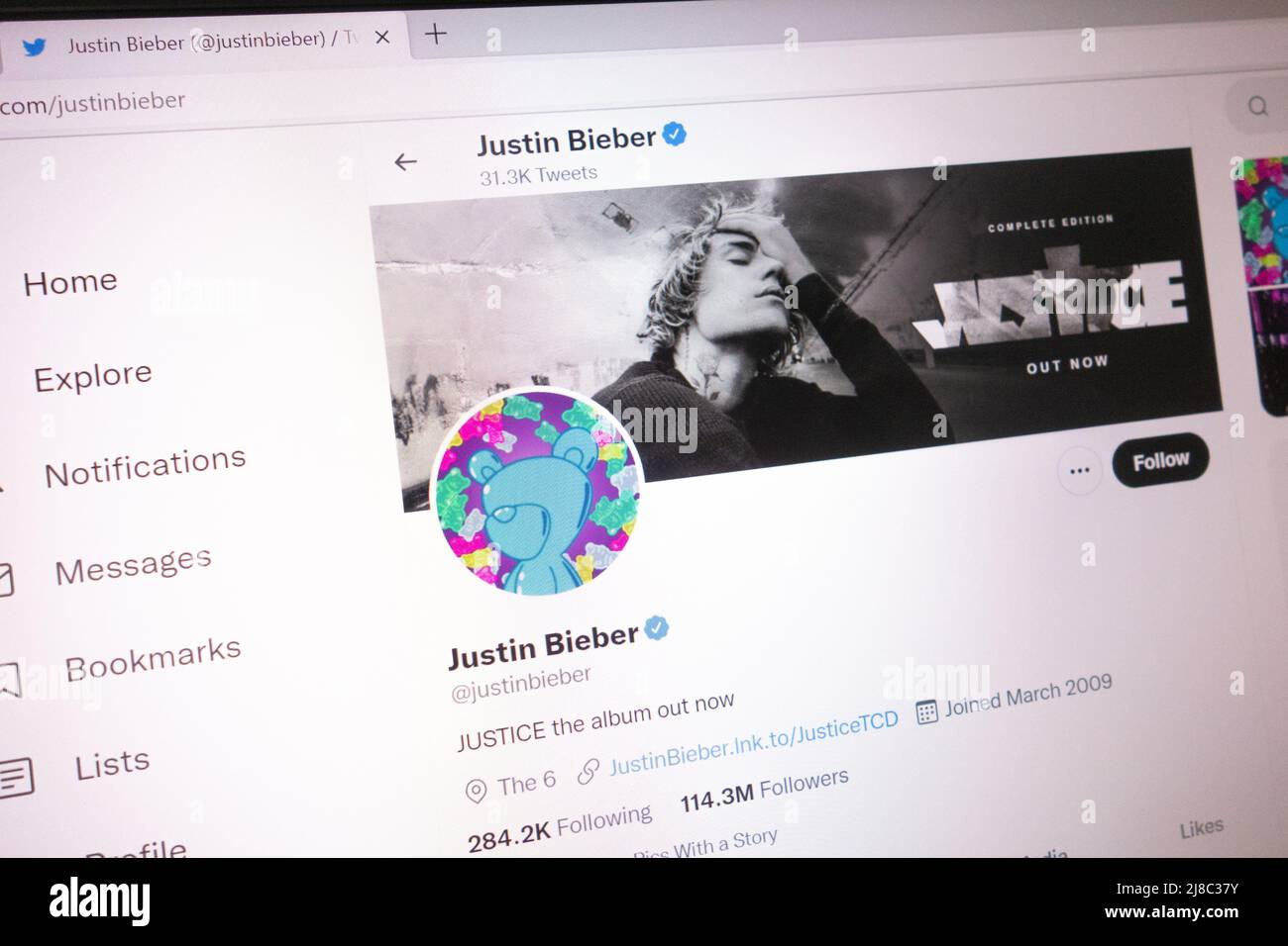 KONSKIE, POLOGNE - 14 mai 2022: Justin Bieber compte Twitter officiel affiché sur l'écran de l'ordinateur portable Banque D'Images