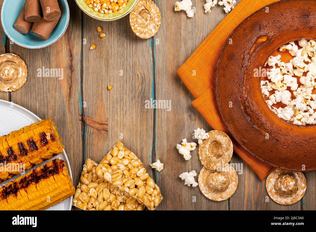 Fête de la junina brésilienne. Table avec plats traditionnels, bonbons et boissons pour la fête de Festa Junina Banque D'Images