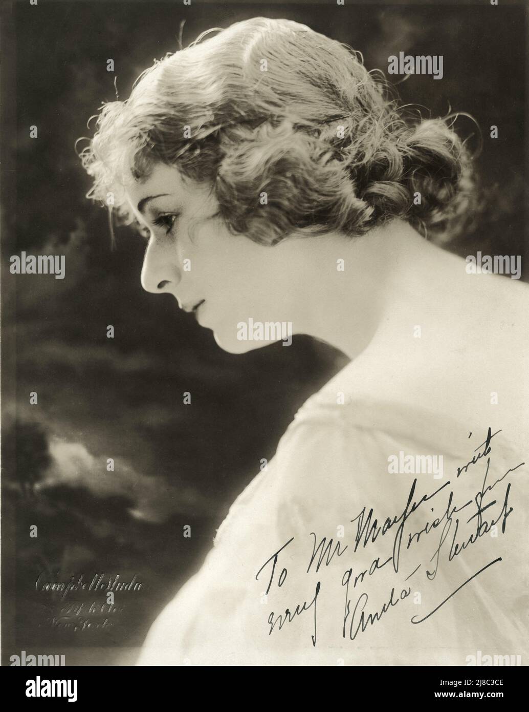 ANITA STEWART vers 1918 Portrait de CAMPBELL STUDIOS 38 Fifth Avenue New York signé à son nouveau partenaire d'affaires LOUIS B. MAYER publicité pour Anita Stewart Productions / Louis B. Mayer Productions Banque D'Images