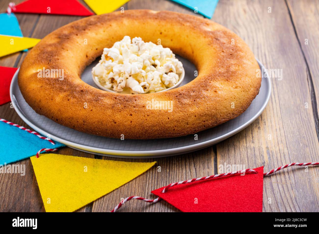 Gâteau au maïs brésilien pour la fête Festa Junina. Gâteau FUBA à la farine de maïs maison. Vue de dessus. Copier l'espace Banque D'Images