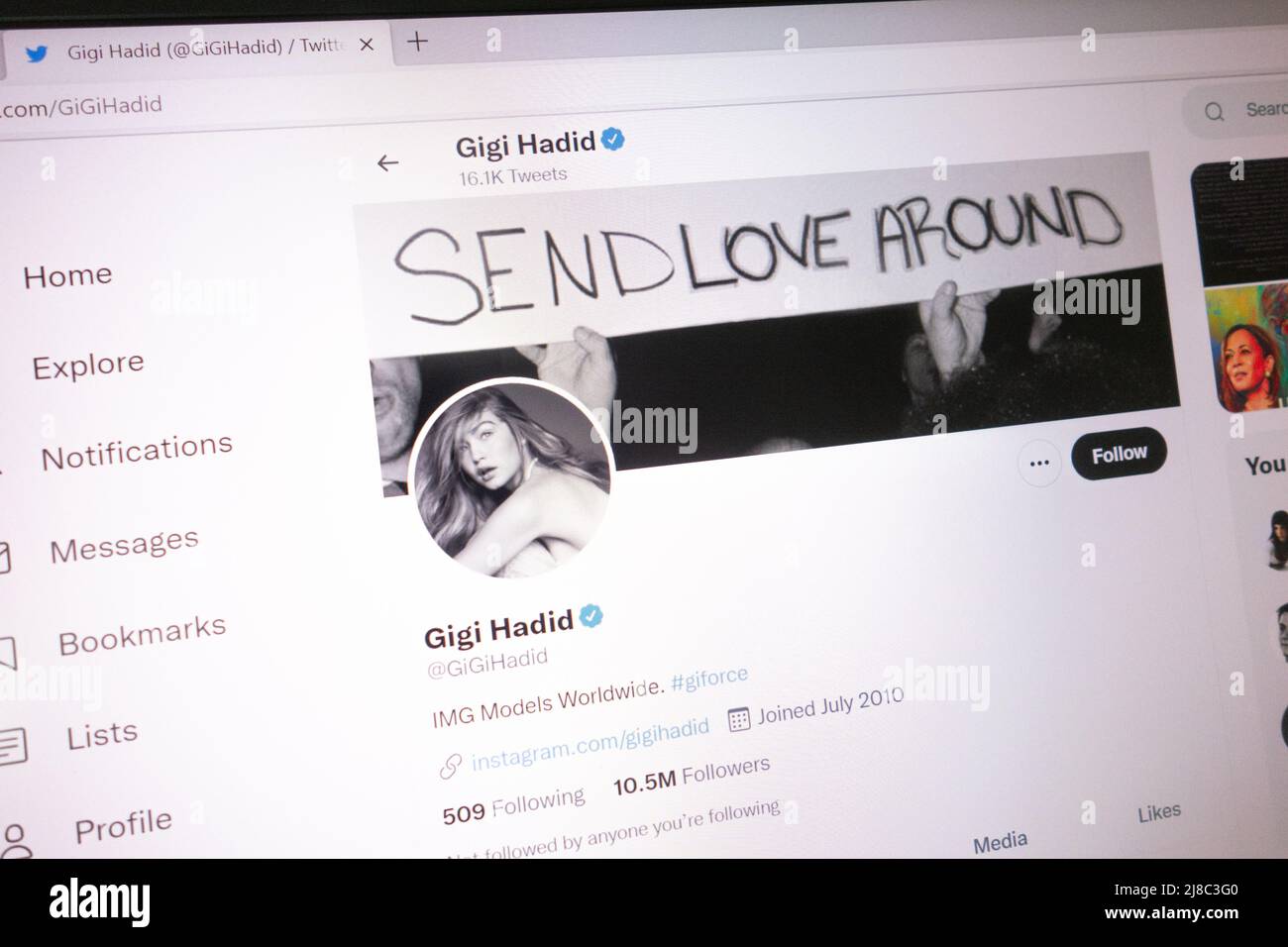KONSKIE, POLOGNE - 14 mai 2022 : compte Twitter officiel Gigi Hadid affiché sur l'écran de l'ordinateur portable Banque D'Images