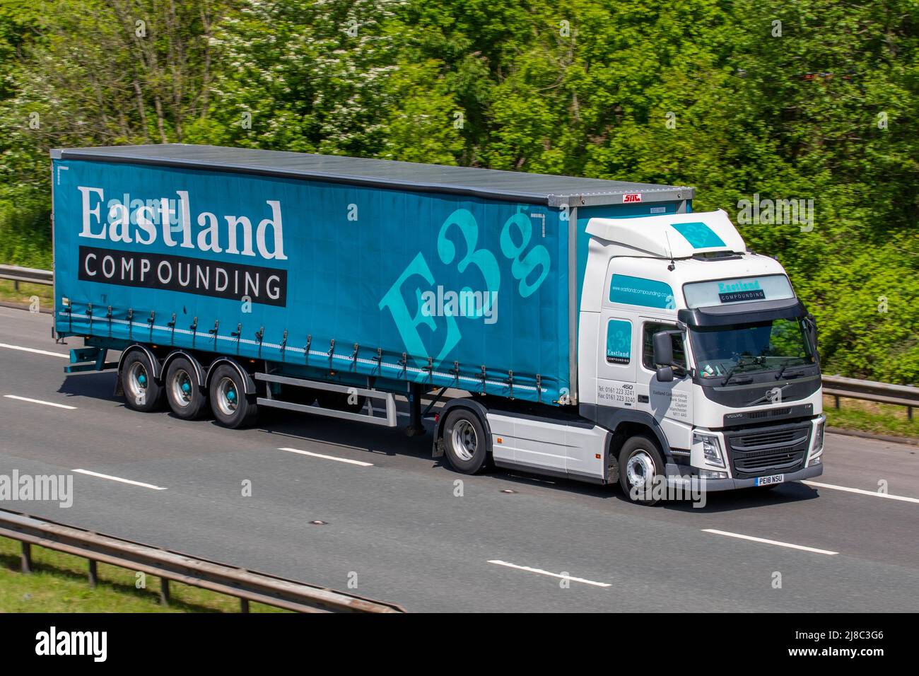 Eastland Compounding E3G fournisseur de produits en caoutchouc. Camion à côtés rideaux Volvo FM450 4X2T XHSL Banque D'Images