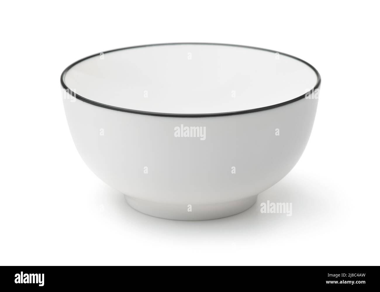 Bol en céramique blanc vide avec rebord noir isolé sur blanc Banque D'Images