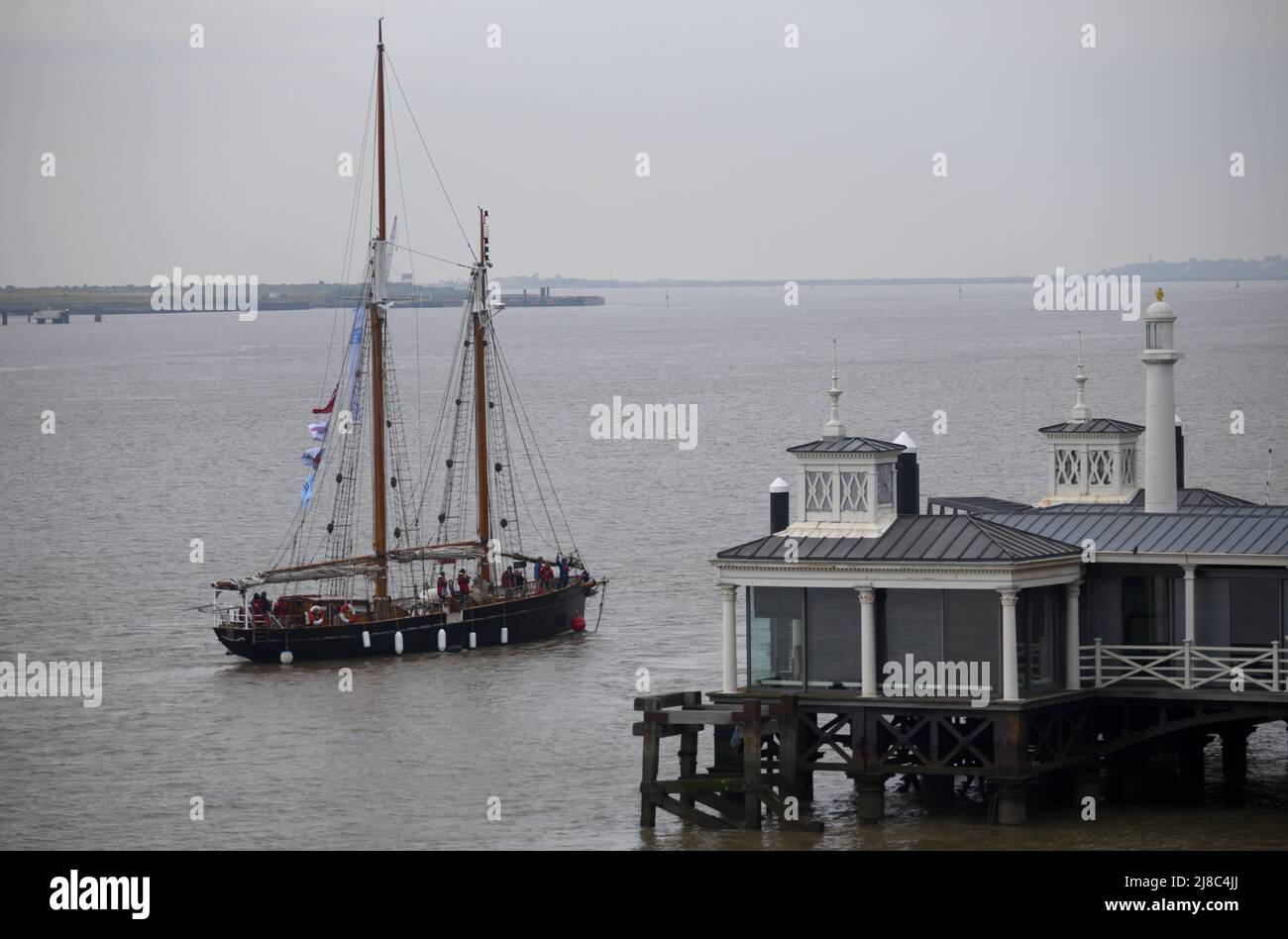 15/05/2022 Gravesend UK Un grand navire avec patronage royal a visité Gravesend Town Pier ce matin. L'Esprit de Falmouth est une réplique d'une Sch Gaff Banque D'Images