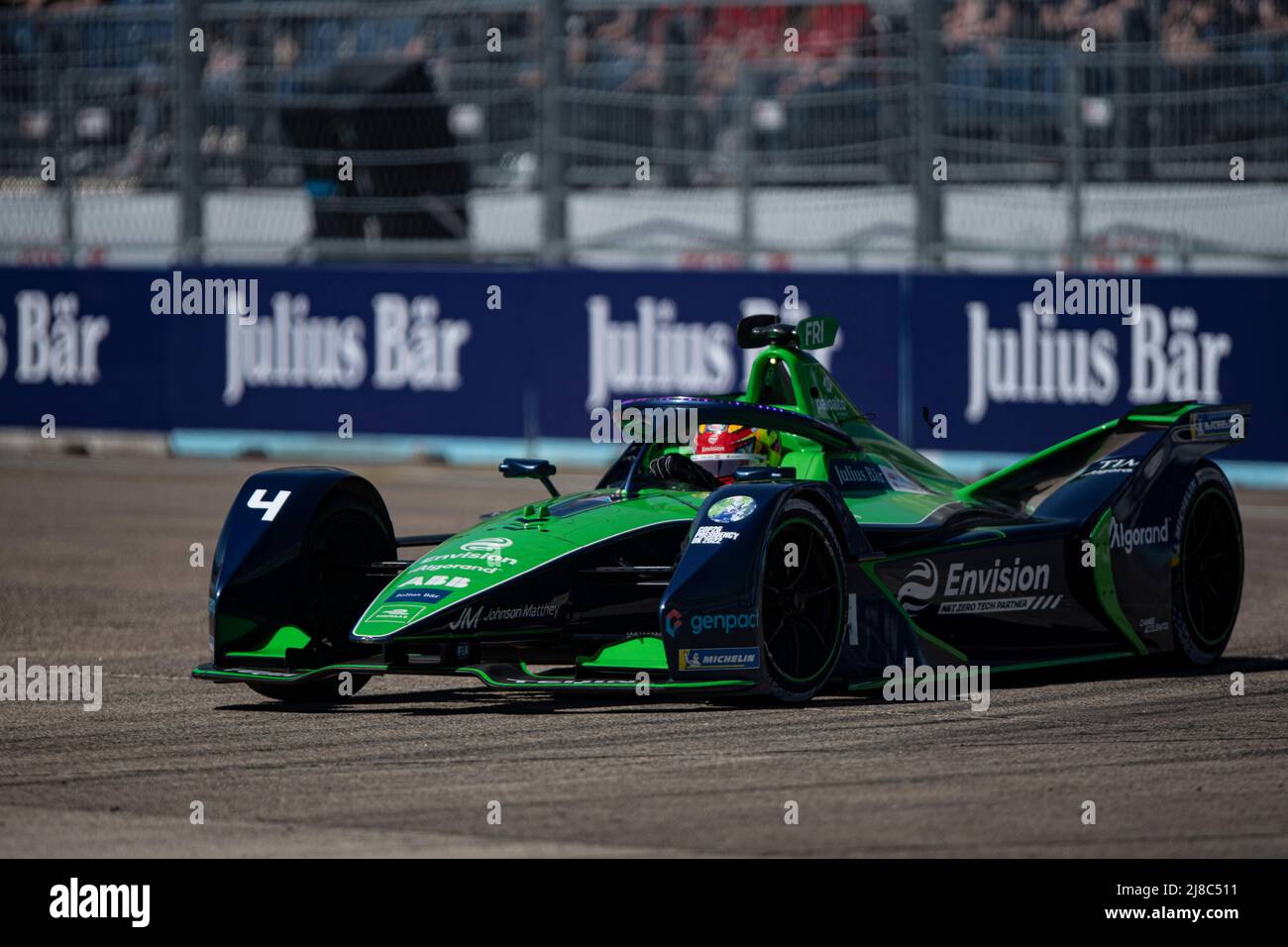 15 mai 2022, Berlin: Formule E: Berlin E-Prix à Tempelhofer Feld, qualification: Robin Frijns de l'équipe Envision Racing sur la piste. Photo: Fabian Sommer/dpa Banque D'Images