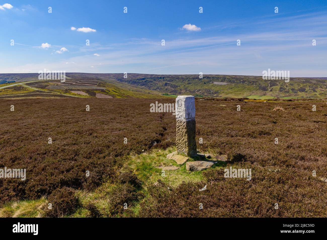 Boundary Stone à Brown Hill sur Castleton Rigg dans le parc national des North York Moors Banque D'Images