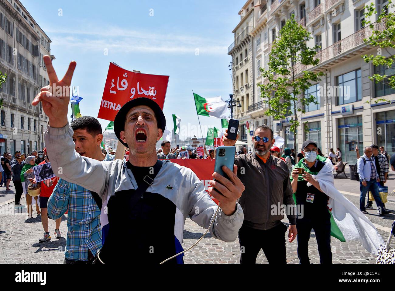 Un manifestant scanne des slogans pendant la démonstration. Des centaines de membres de la diaspora algérienne marchent à Marseille contre la dictature militaire dans leur pays. Banque D'Images