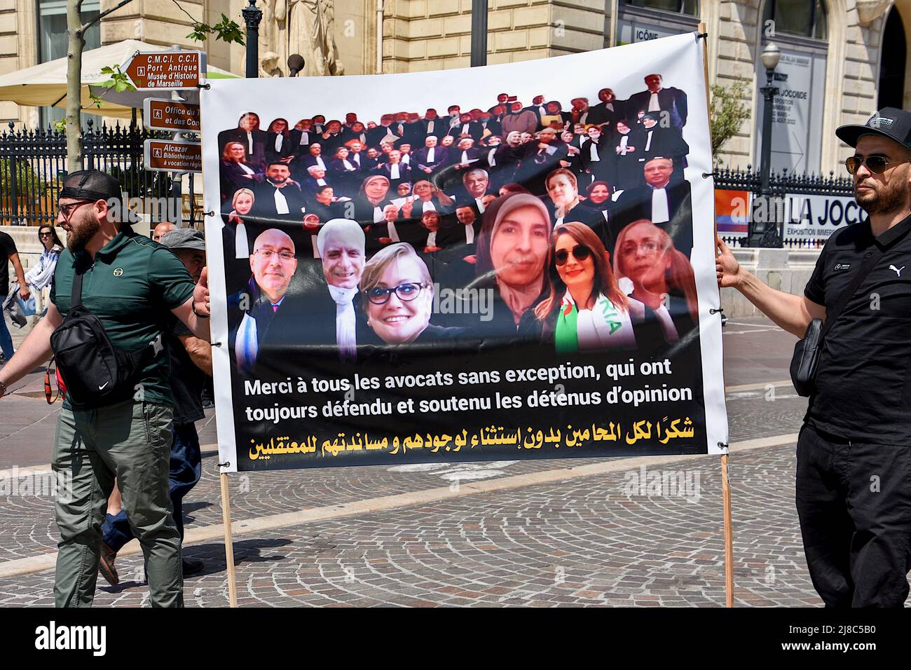 Les manifestants tiennent une bannière pendant la manifestation. Des centaines de membres de la diaspora algérienne marchent à Marseille contre la dictature militaire dans leur pays. (Photo de Gerard Bottino / SOPA Images / Sipa USA) Banque D'Images