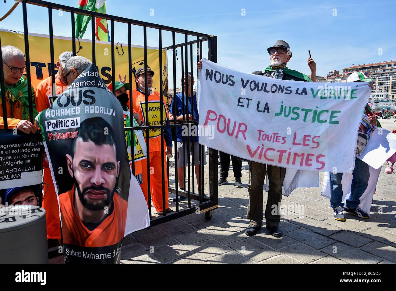 Un manifestant tient une bannière tout en chantant des slogans pendant la démonstration. Des centaines de membres de la diaspora algérienne marchent à Marseille contre la dictature militaire dans leur pays. (Photo de Gerard Bottino / SOPA Images / Sipa USA) Banque D'Images
