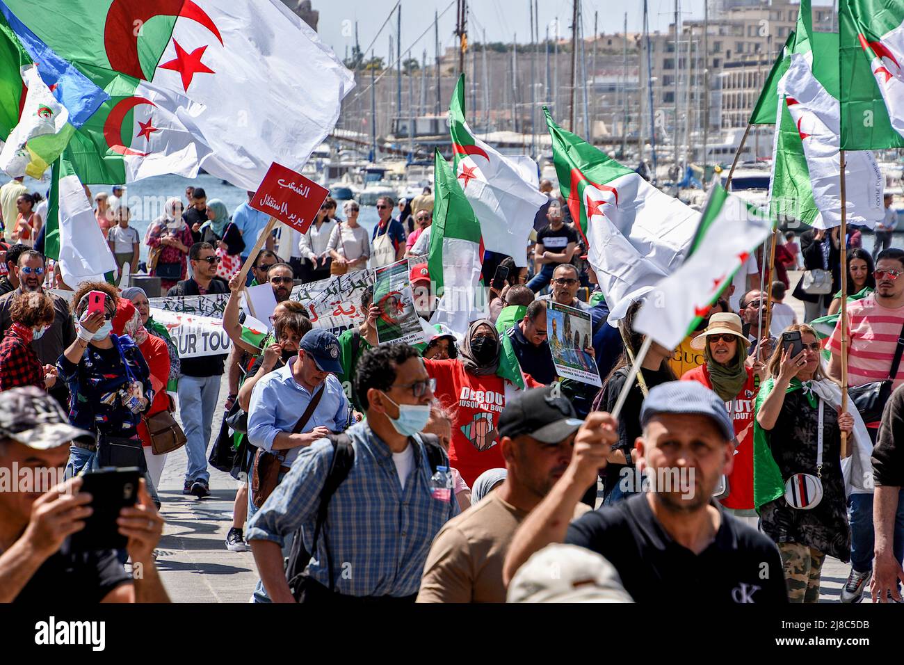 Les manifestants branle des drapeaux algériens pendant la manifestation. Des centaines de membres de la diaspora algérienne marchent à Marseille contre la dictature militaire dans leur pays. (Photo de Gerard Bottino / SOPA Images / Sipa USA) Banque D'Images