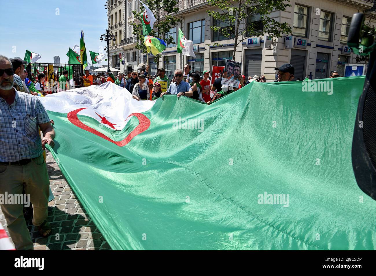Les manifestants détiennent un grand drapeau algérien pendant la manifestation. Des centaines de membres de la diaspora algérienne marchent à Marseille contre la dictature militaire dans leur pays. (Photo de Gerard Bottino / SOPA Images / Sipa USA) Banque D'Images
