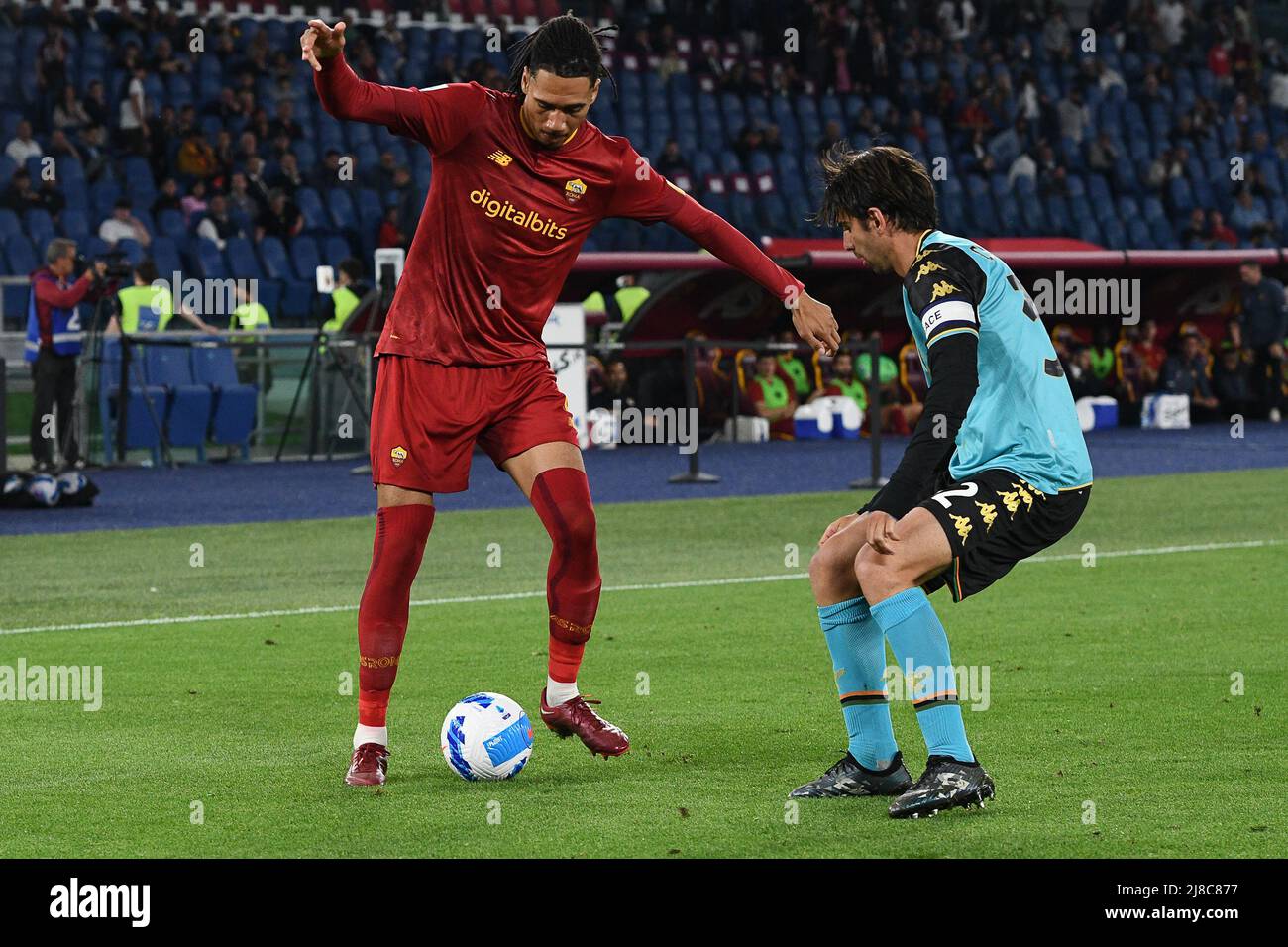 14th mai 2022 ; Stadio Olimpico, Rome, Italie ; série A football Match 2021-2022 , AS Roma versus Venezia FC ; Chris Smalling of AS Roma et Pietro Ceccaroni of Venezia FC Credit: Action plus Sports Images/Alay Live News Banque D'Images