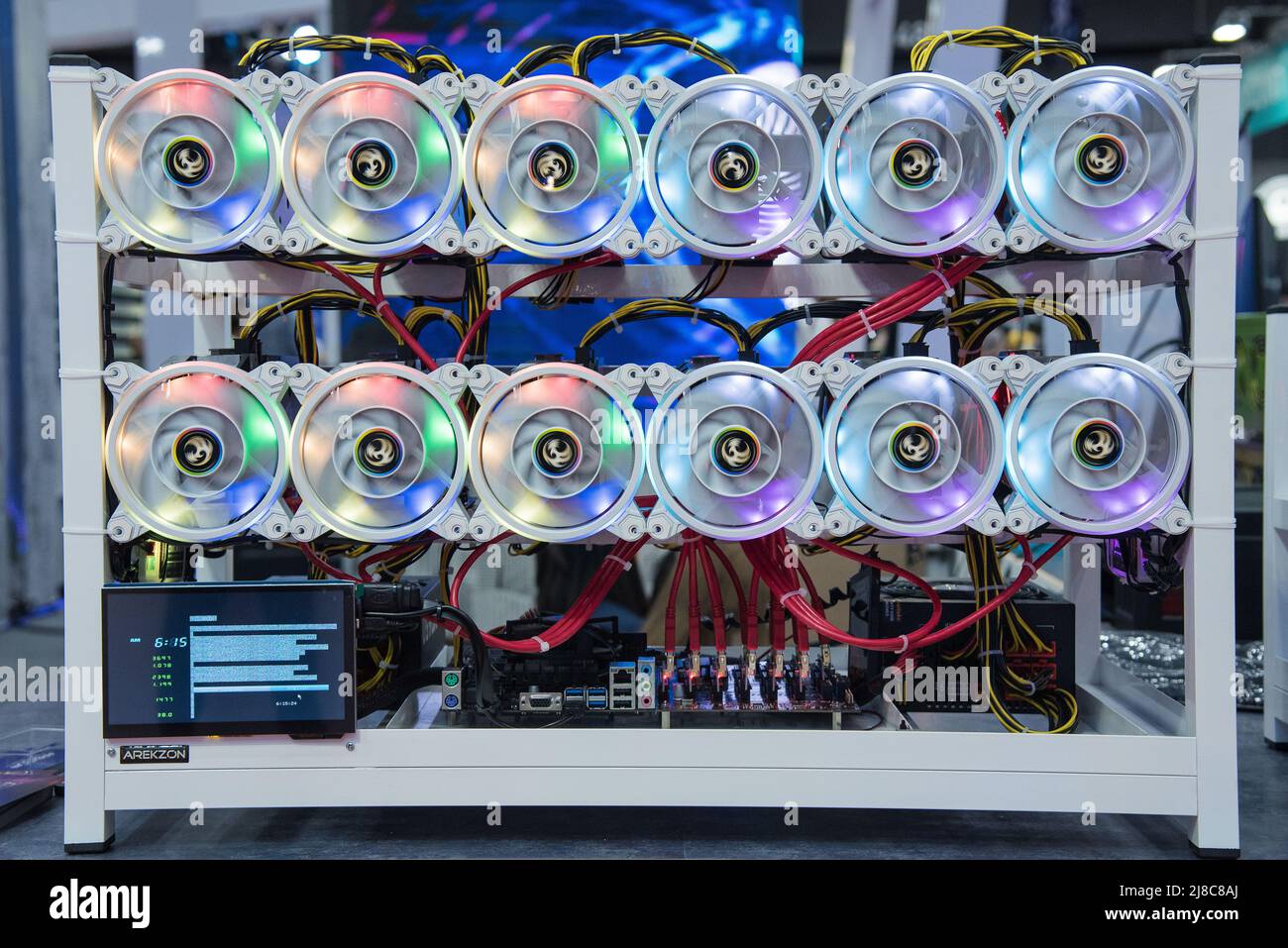 Crypto Miner Computer vu au stand « Arekzon » lors de la Thailand Crypto Expo 2022 au centre international des expositions et du commerce de Bangkok (BITEC). La Thailand Crypto Expo 2022 est la première exposition liée à la crypto-monnaie en Thaïlande et la plus grande en Asie du Sud-est, avec des sociétés de blockchain leaders au Bangkok International Trade and Exhibition Centre (BITEC) à Bangkok. Banque D'Images