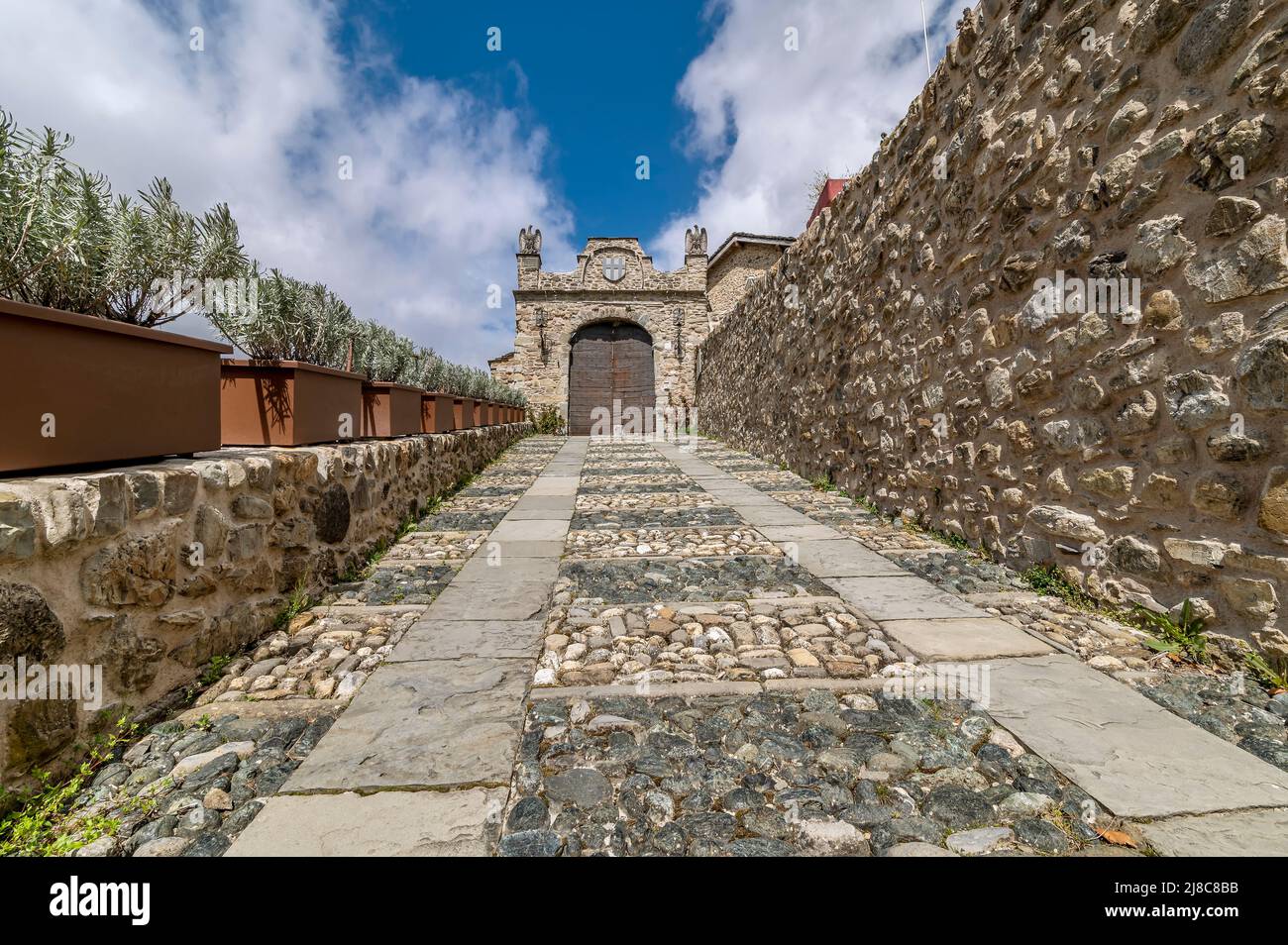 L'allée menant à l'ancien château de Compiano, Parme, Italie Banque D'Images