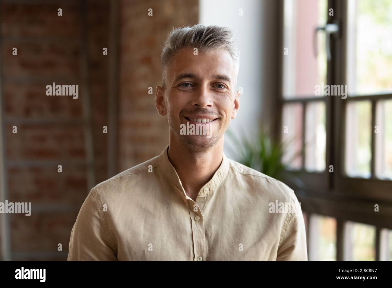 Tête portrait du millénaire beau 30s homme Banque D'Images