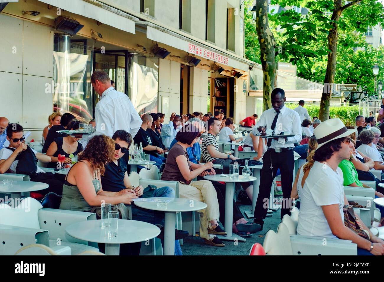 Paris, France, les gens de foule, partager des boissons, Café/Bistro Restaurant français, terrasse sur le trottoir dans le quartier des Halles, Café Beaubourg, serveur de scène de rue animée, paris vue générale été Banque D'Images