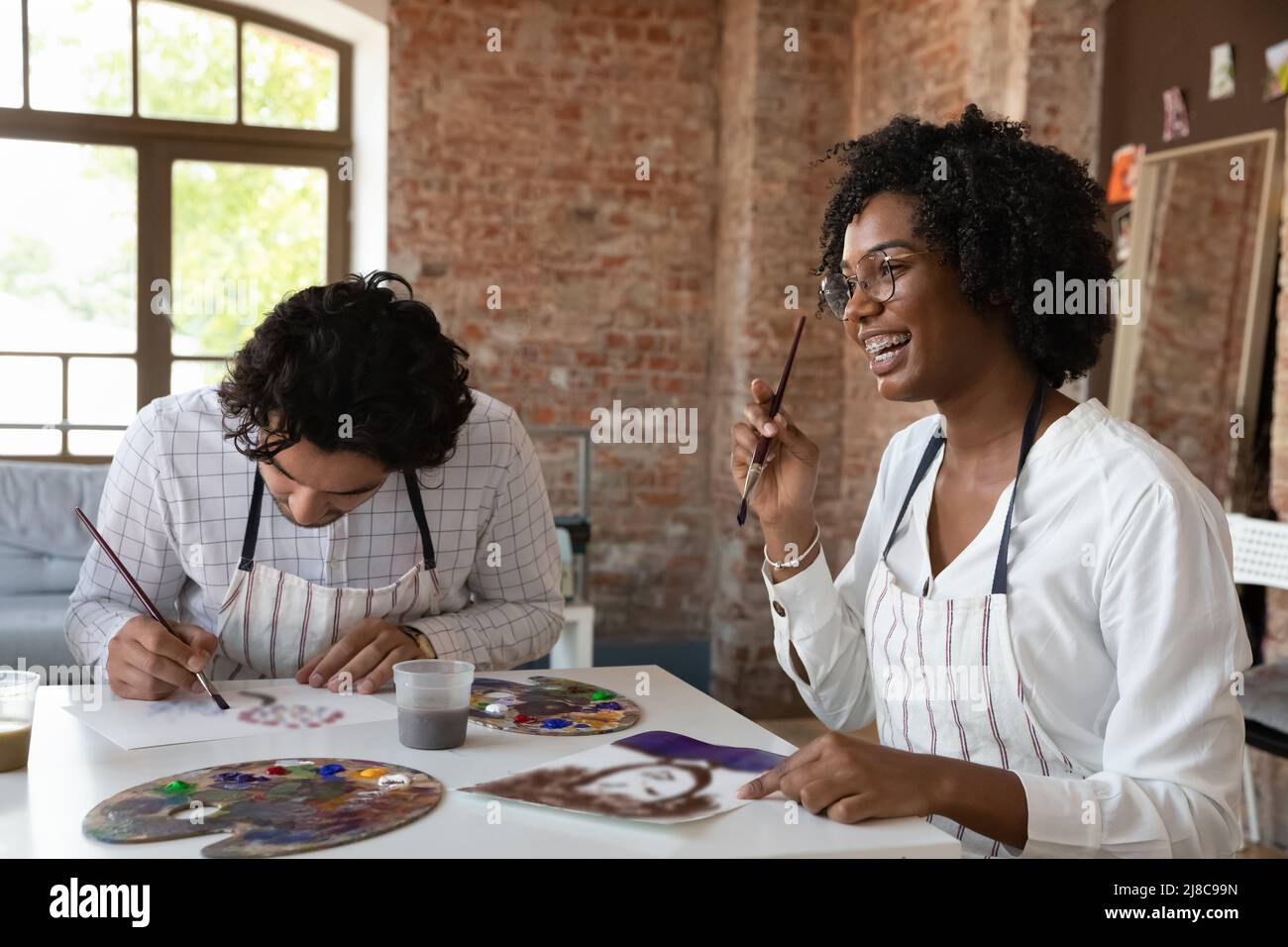 Peintre africain femme avec peinture de groupe, assister en classe d'art Banque D'Images