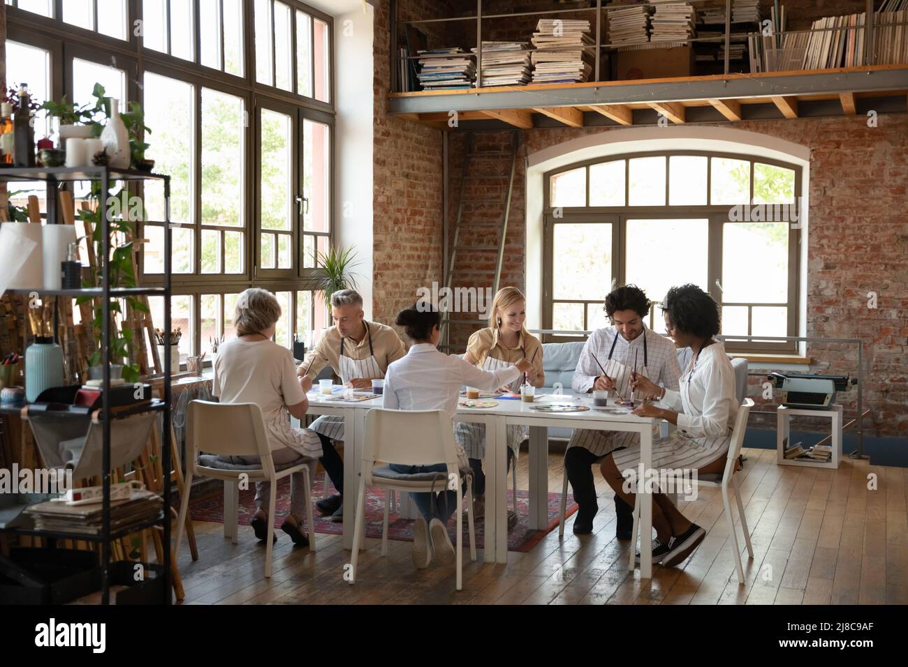En loft groupe d'atelier de six artistes multiethniques peinture des images Banque D'Images