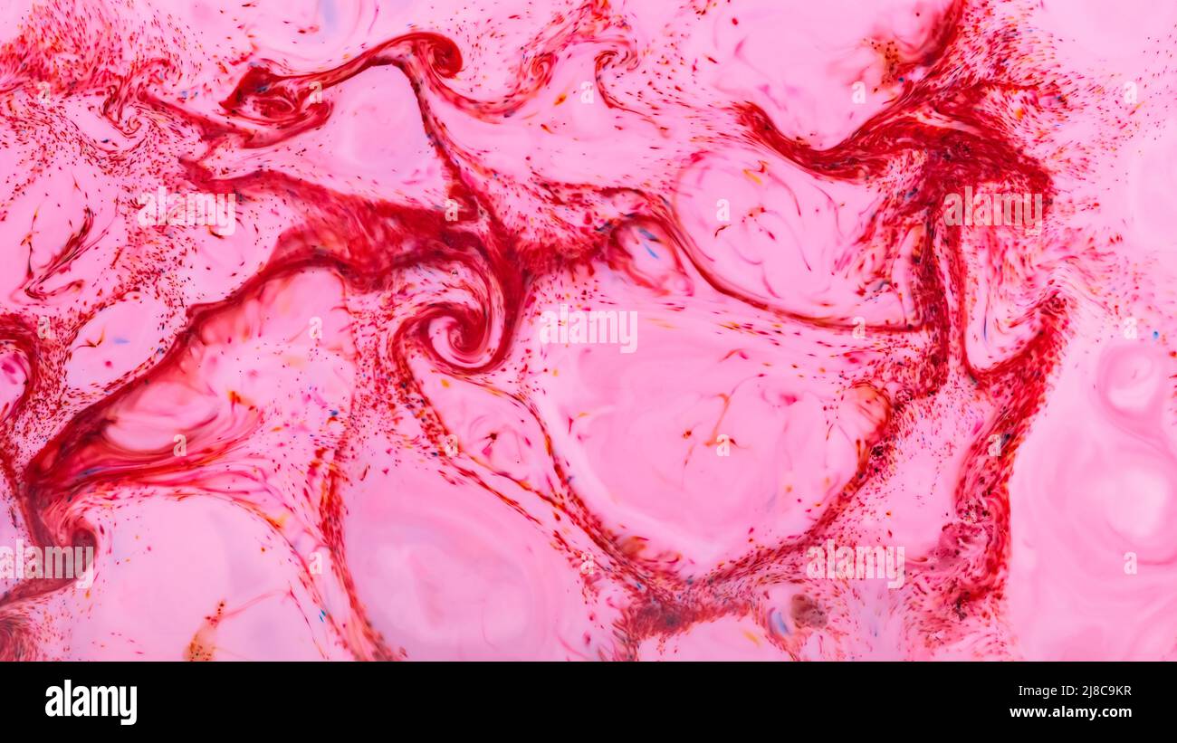 Surface abstraite liquide rose. Taches colorées sur une surface d'eau. Texture artistique fluide avec taches roses sur le liquide Banque D'Images