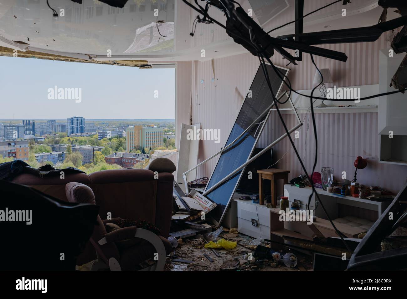 Chernihiv Ukraine 2022: Vue de l'appartement en ruines sur la rue après le raid aérien. Ruines pendant la guerre de la Russie contre l'Ukraine. Photo de haute qualité Banque D'Images