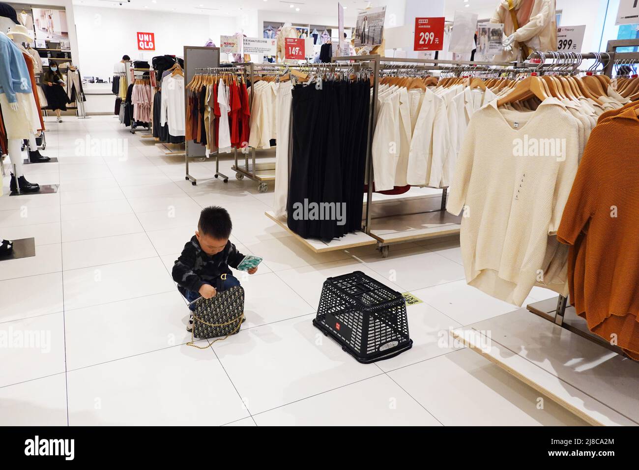 Un enfant joue dans un magasin de vêtements Uniqlo Photo Stock - Alamy