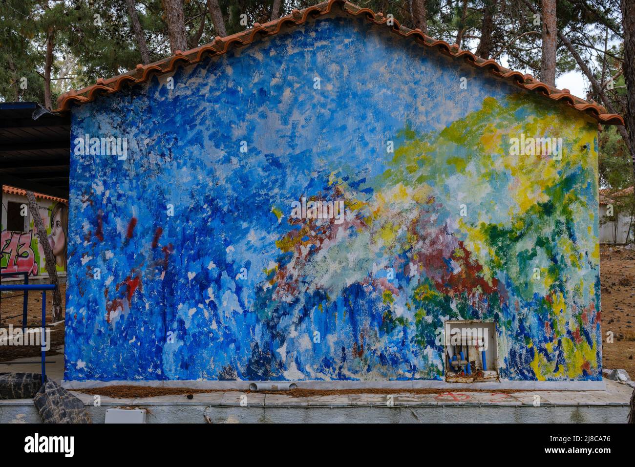 Graffiti dans un village de vacances abandonné sur l'île de Pezonisi (Πεζονήσι) à Eretria (Ερέτρια) sur l'île grecque d'Evia (Εύβοια) Banque D'Images