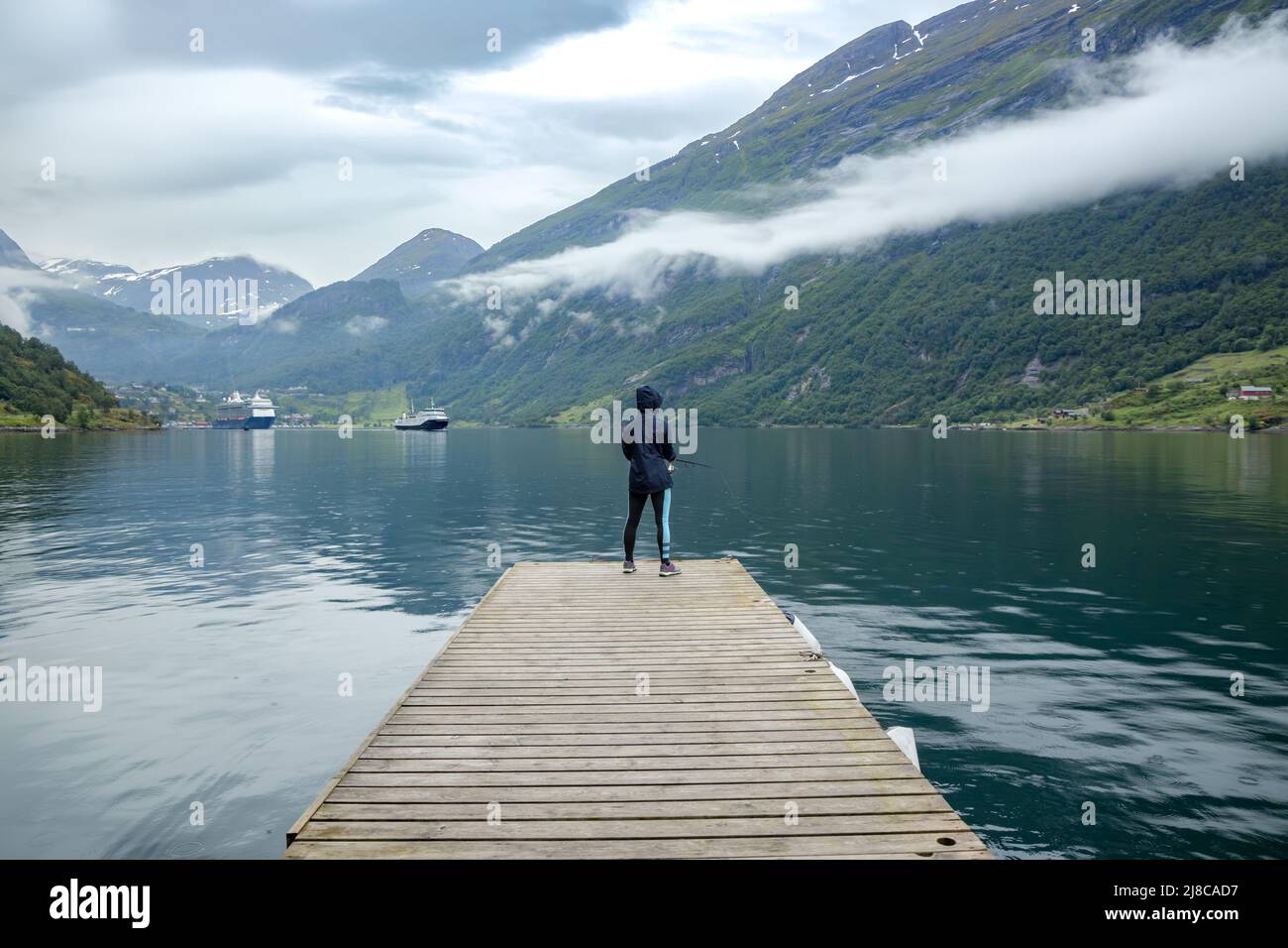 Pêche à la femme sur la canne à pêche spinning en Norvège. La pêche en Norvège est une façon d'embrasser le mode de vie local. D'innombrables lacs et rivières et d'une ampleur Banque D'Images