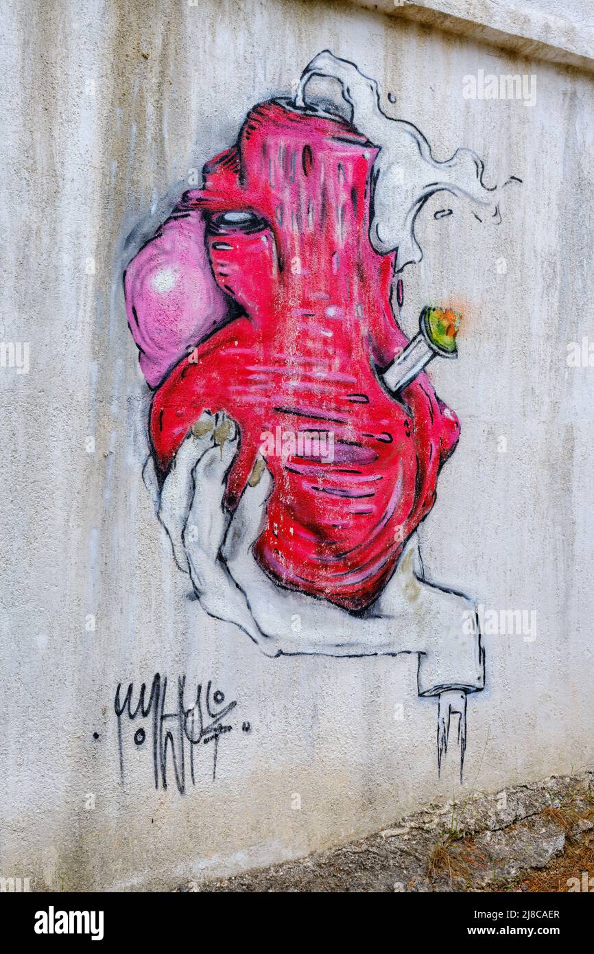 Graffiti dans un village de vacances abandonné sur l'île de Pezonisi (Πεζονήσι) à Eretria (Ερέτρια) sur l'île grecque d'Evia (Εύβοια) Banque D'Images