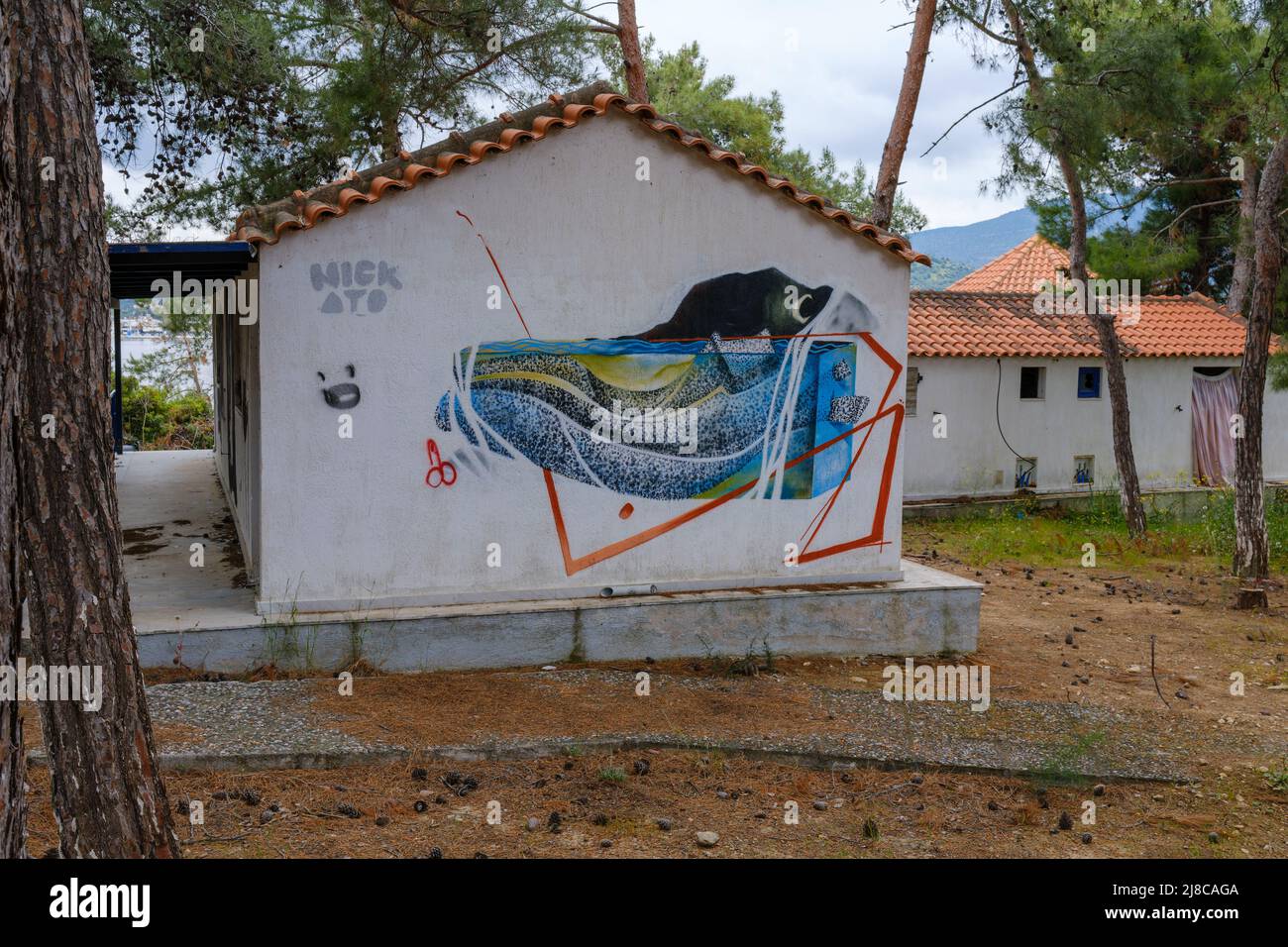 Graffiti dans un village de vacances abandonné sur l'île de Pezonisi (Πεζονήσι) à Eretria (Ερέτρια) sur l'île grecque d'Evia (Εύβοια) Banque D'Images
