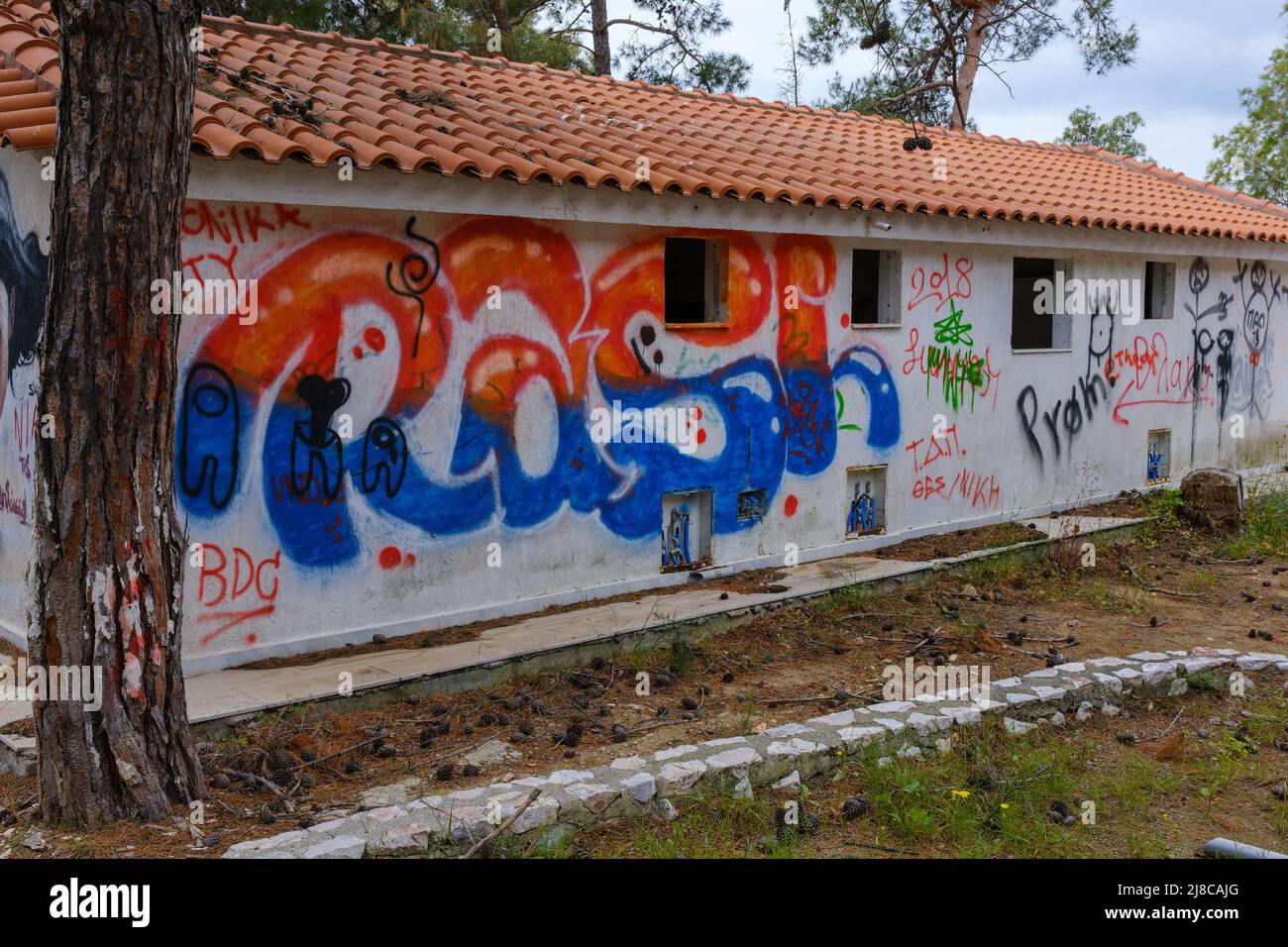 Graffiti dans un village de vacances abandonné sur l'île de Pezonisi (Πεζονήσι) à Eretria (Ερέτρια) sur l'île grecque d'Evia (Εύβοια) Banque D'Images