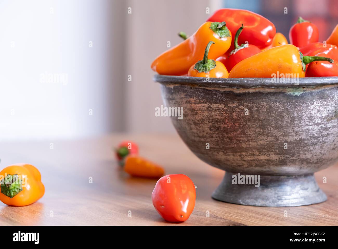 légumes frais crus petits papiers cloche paprika jaune et rouge dans un bol Banque D'Images