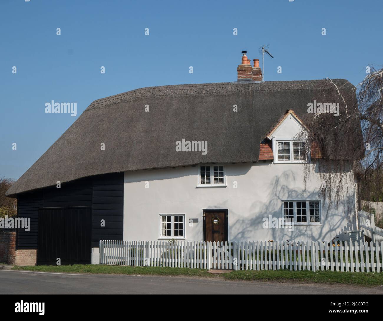 Un cottage de chaume dans un village du sud de l'Oxfordshire Banque D'Images