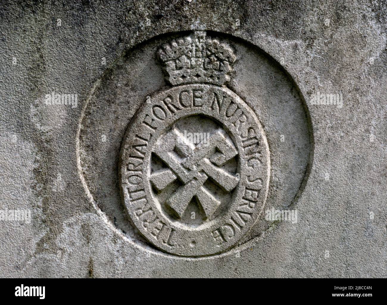 Insigne du service des soins infirmiers de la Force territoriale sur une tombe de guerre, Royaume-Uni Banque D'Images