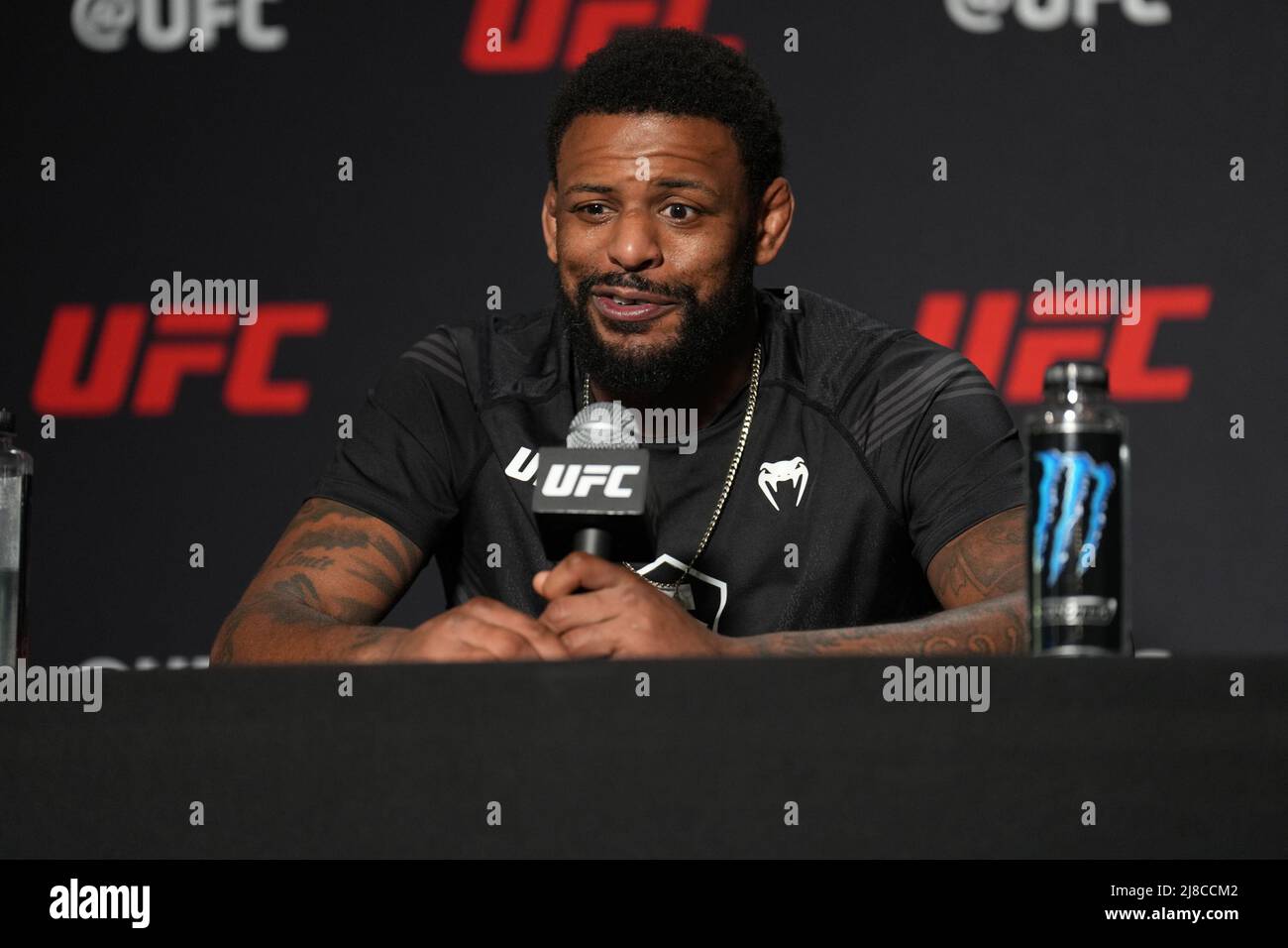 LAS VEGAS, NV - Mai 14: Michael Johnson rencontre la presse après la victoire à UFC Apex pour UFC Fight Night - Blachowicz vs Rakic - événement le 14 mai 2022 à LAS VEGAS, Etats-Unis. (Photo de Louis Grasse/PxImages) crédit: PX Images/Alamy Live News Banque D'Images