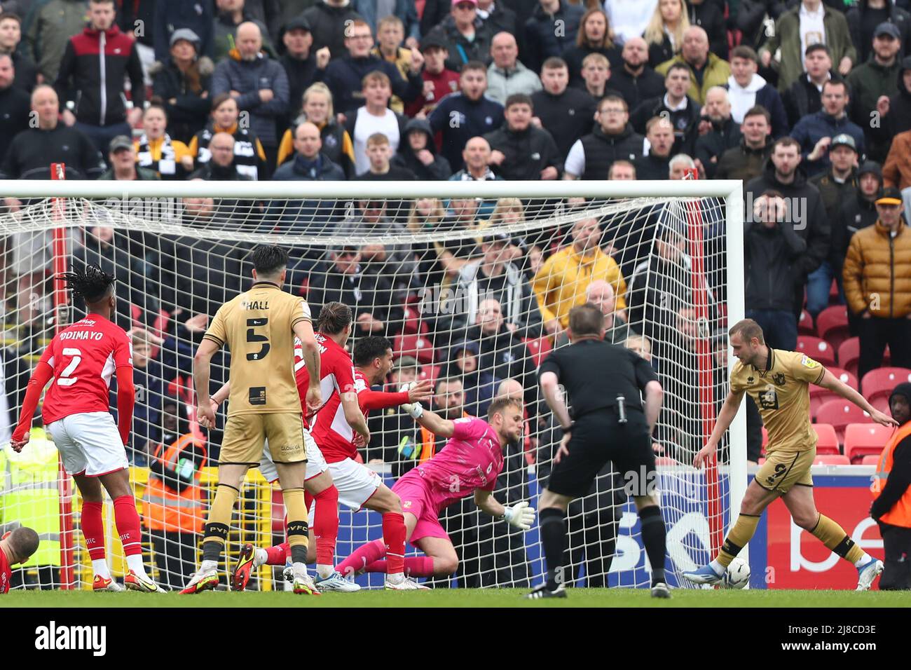 SWINDON, ROYAUME-UNI. MAI 15th James Wilson de Port Vale marque un but pour le faire 2-1 pendant la demi-finale de la Ligue de pari de Sky 2 1st jambe entre Swindon Town et Port Vale au terrain de comté de Swindon, le dimanche 15th mai 2022. (Crédit : Kieran Riley | MI News) Banque D'Images