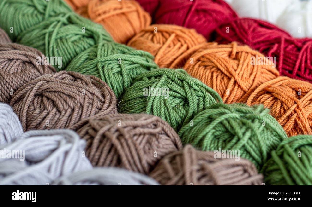 Balles colorées de laine, une variété de balles de fil, gros plan. Banque D'Images