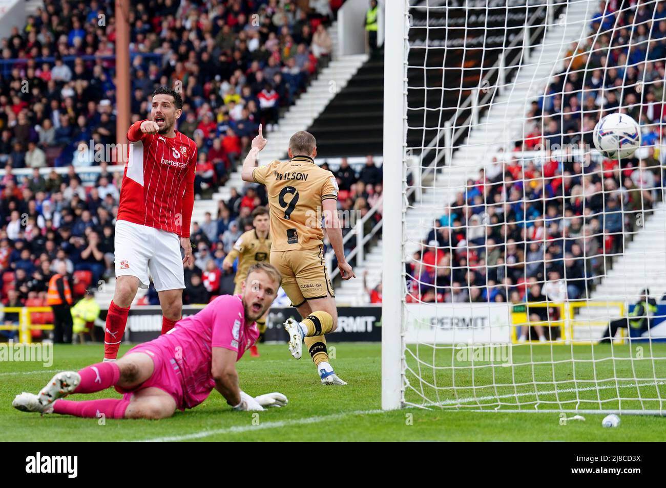 James Wilson de Port Vale (à droite) célèbre après avoir marquant son premier but de côté du jeu pour obtenir le score de 2-1 lors de la demi-finale de la Sky Bet League deux matchs de première jambe au terrain du comté, Swindon. Date de la photo: Dimanche 15 mai 2022. Banque D'Images