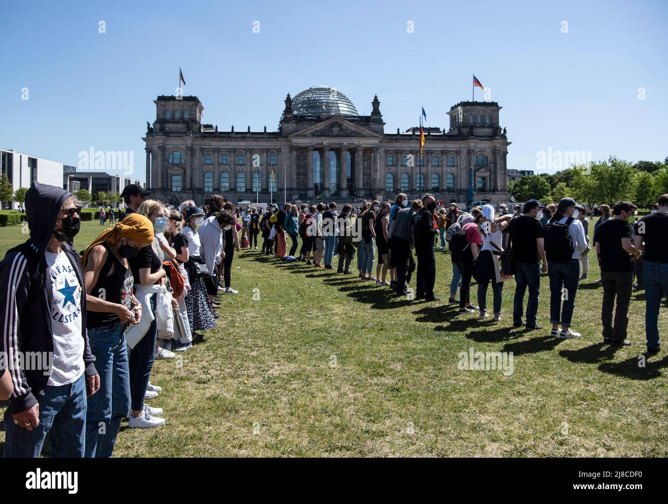 Berlin, Allemagne. 15 mai 2022, Berlin: Les participants d'une action de la jeunesse Greenpeace se tiennent devant le Reichstag. Sous la direction du chorégraphe Ortiz, le lettrage 'No War' doit être formé, qui se transforme alors en moulin à vent, en soleil et en signe de paix. Photo: Paul Zinken/dpa crédit: dpa Picture Alliance/Alay Live News Banque D'Images