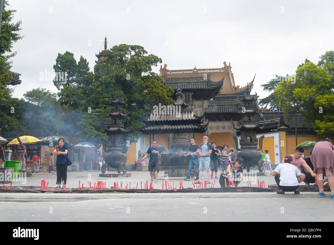 Zhenjiang, Chine. 17 août 2017. Les touristes chinois prient au temple de Jinshan à Zhenjiang en Chine lors d'une journée passée dans la province de Jiangsu. Banque D'Images