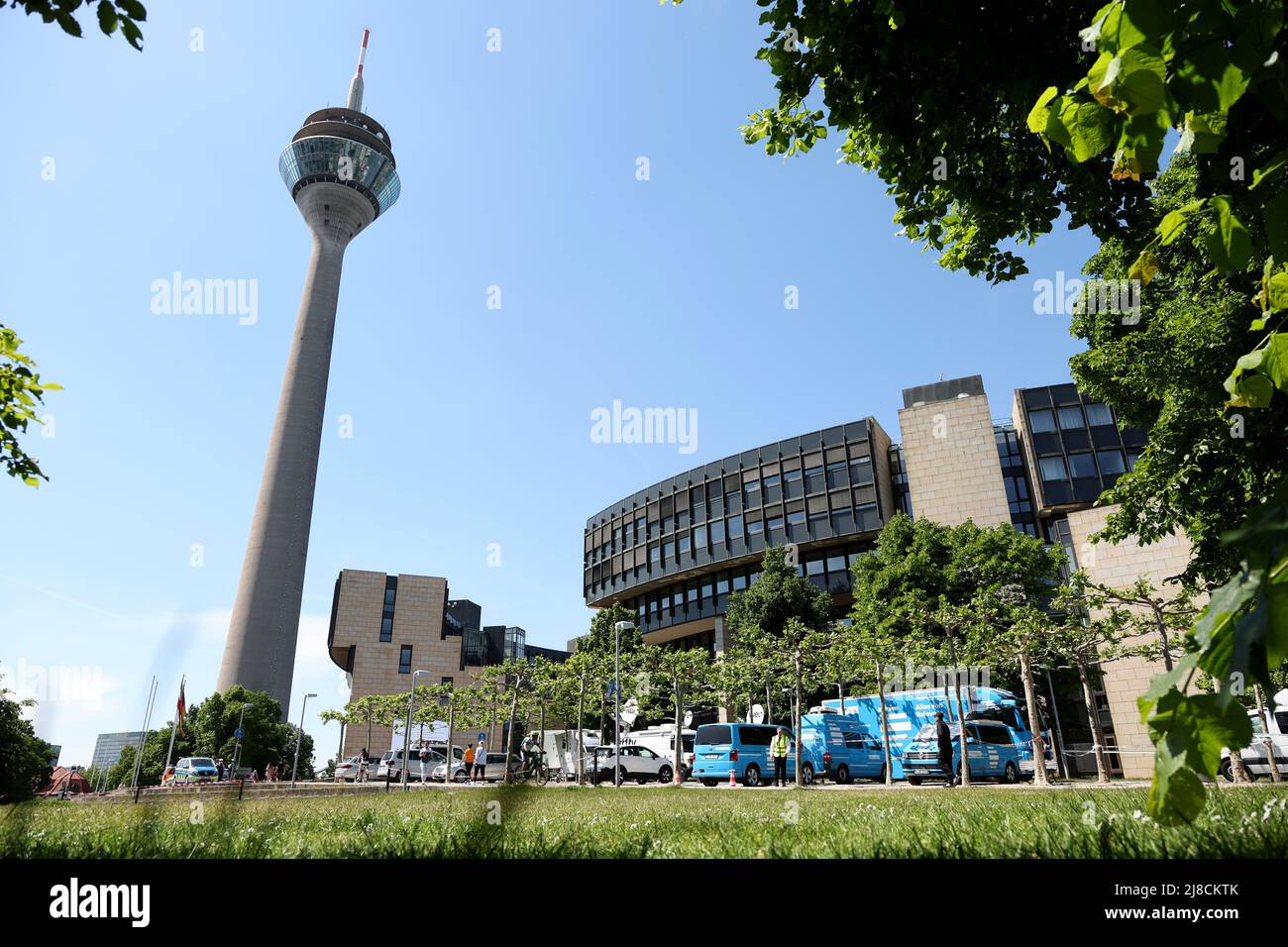 15 mai 2022, Rhénanie-du-Nord-Westphalie, Düsseldorf: Camions de radiodiffusion garés devant le Parlement de l'État de Rhénanie-du-Nord-Westphalie. L'élection du Parlement de l'État de 18th a lieu dimanche en Rhénanie-du-Nord-Westphalie. Photo: Friso Gentsch/dpa Banque D'Images