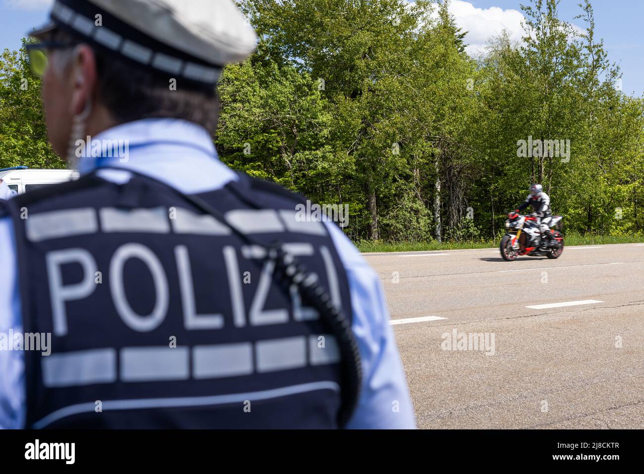 15 mai 2022, Bade-Wurtemberg, Pforzheim : un motocycliste passe devant un poste de contrôle de la police. Le siège de la police de Pforzheim effectue aujourd'hui un contrôle à grande échelle de la moto sur le B500 dans le district de Freudenstadt. Photo: Philipp von Ditfurth/dpa Banque D'Images