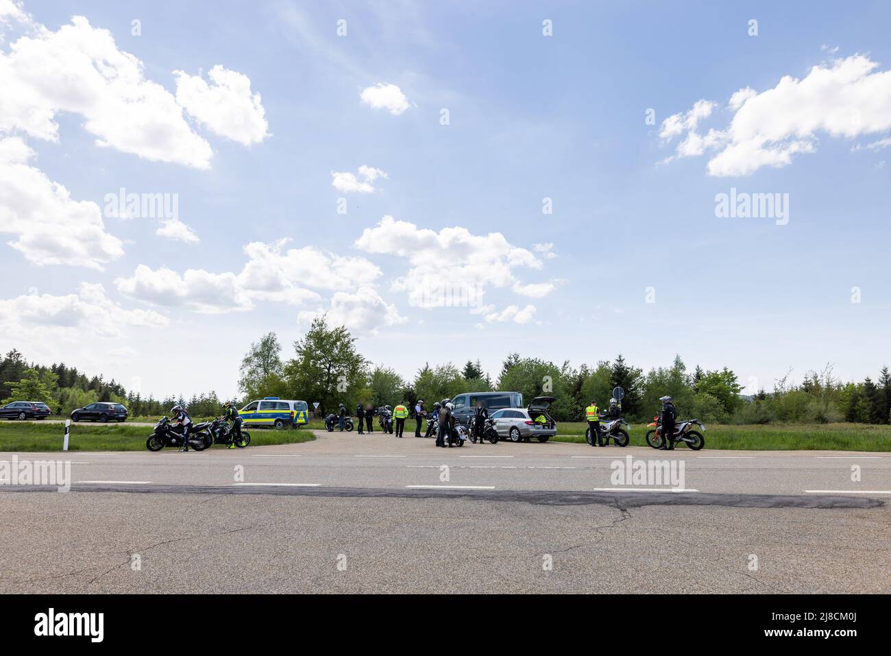 15 mai 2022, Bade-Wurtemberg, Pforzheim: Des policiers vérifient les motocyclistes sur une place à côté du B500. Le siège de la police de Pforzheim effectue aujourd'hui un contrôle à grande échelle de la moto sur le B500 dans le district de Freudenstadt. Photo: Philipp von Ditfurth/dpa Banque D'Images