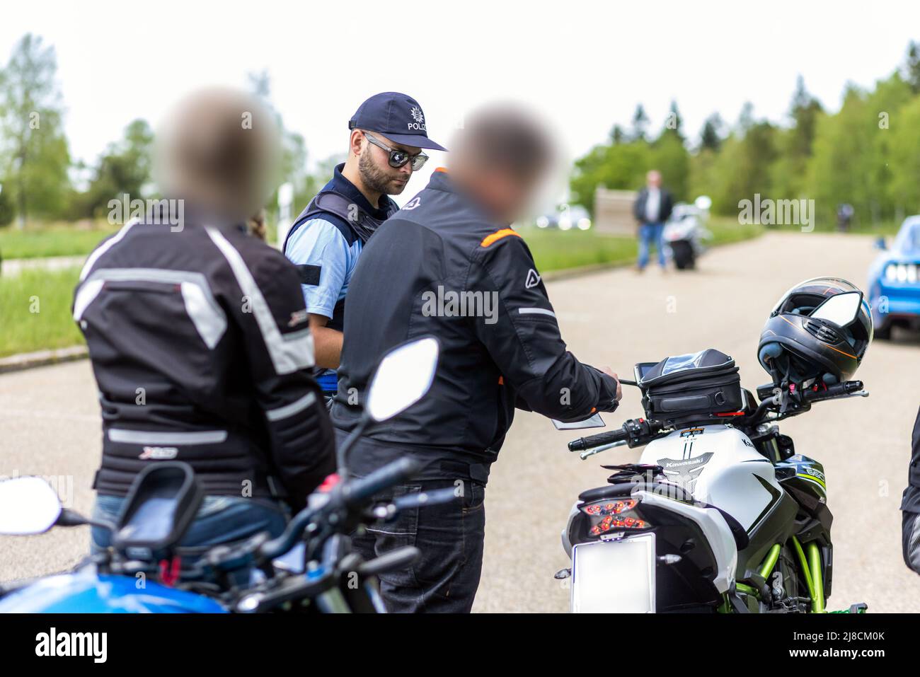 15 mai 2022, Bade-Wurtemberg, Pforzheim: Un policier contrôle un motocycliste. Le siège de la police de Pforzheim effectue aujourd'hui un contrôle à grande échelle de la moto sur le B500 dans le district de Freudenstadt. Photo: Philipp von Ditfurth/dpa Banque D'Images