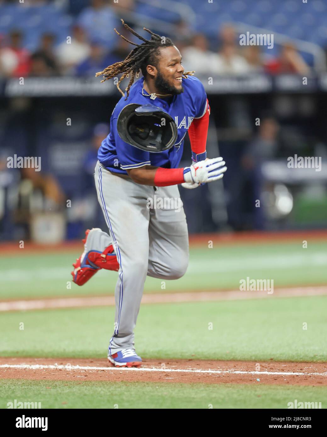 Saint-Pétersbourg, Floride. États-Unis; le premier basan des Blue Jays de Toronto, Vladimir Guerrero Jr. (27), perd son casque de batte en courant jusqu'au premier lors d'un grand le Banque D'Images