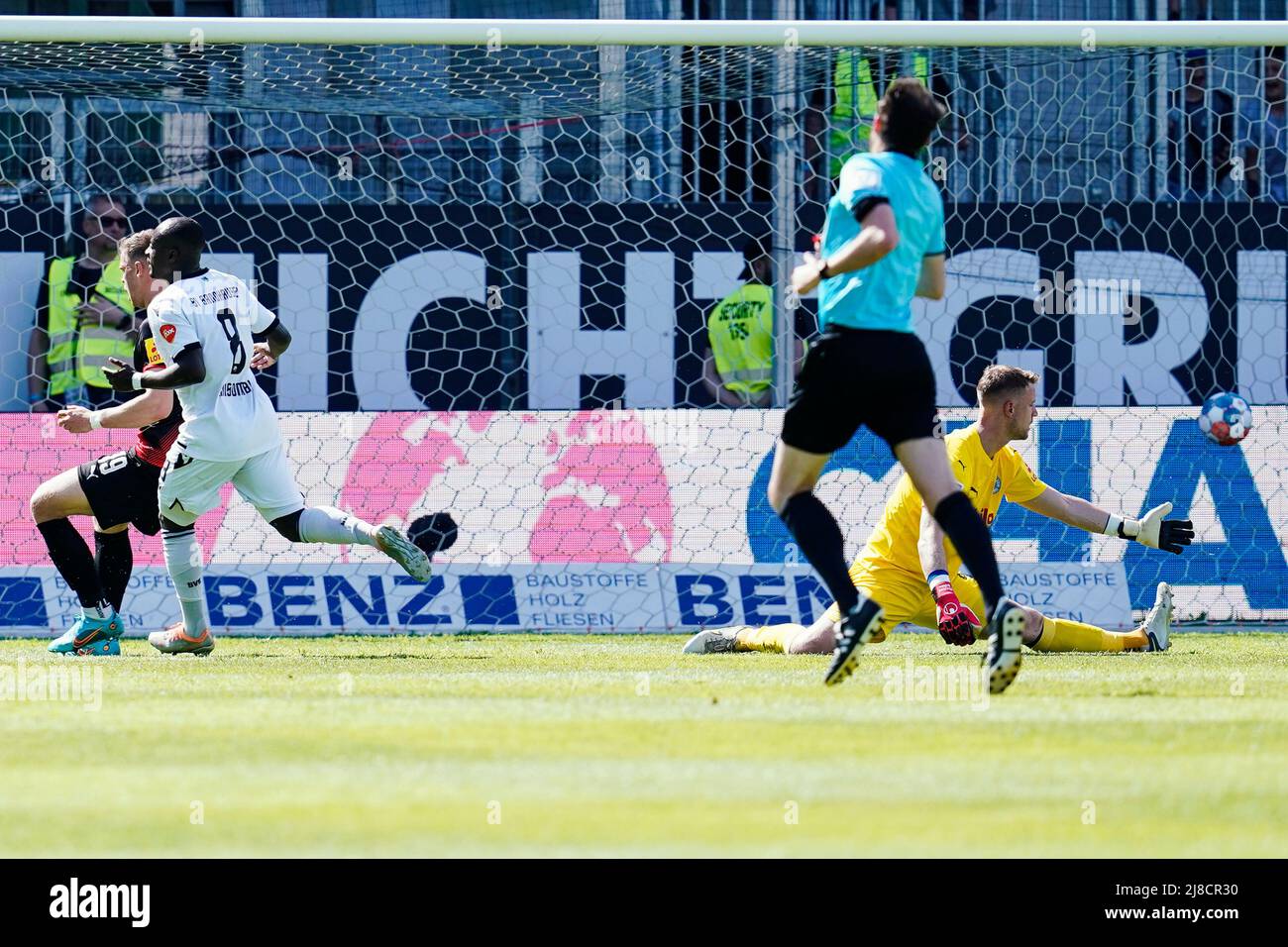 15 mai 2022, Bade-Wurtemberg, Sandhausen: Football: 2nd Bundesliga, SV Sandhausen - Holstein Kiel, Matchday 34, BWT-Stadion am Hardtwald. Christian Kinsombi de Sandhausen (2nd à partir de la gauche) tire devant le gardien de but de Kiel Thomas Dähne pour le but 3:0. Photo: Uwe Anspach/dpa - NOTE IMPORTANTE: Conformément aux exigences du DFL Deutsche Fußball Liga et du DFB Deutscher Fußball-Bund, il est interdit d'utiliser ou d'utiliser des photos prises dans le stade et/ou du match sous forme de séquences d'images et/ou de séries de photos de type vidéo. Banque D'Images